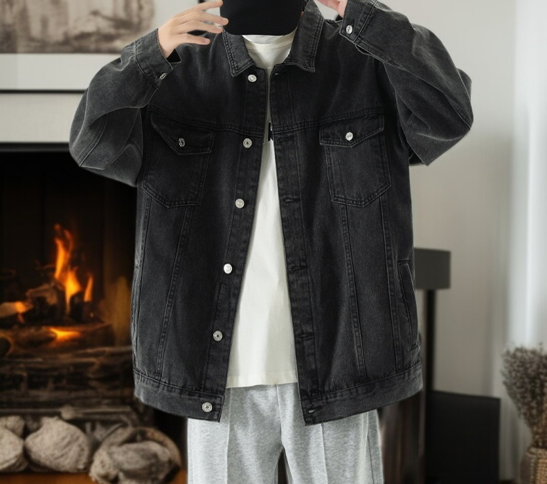 트렌디한 남성 청자켓 옆모습