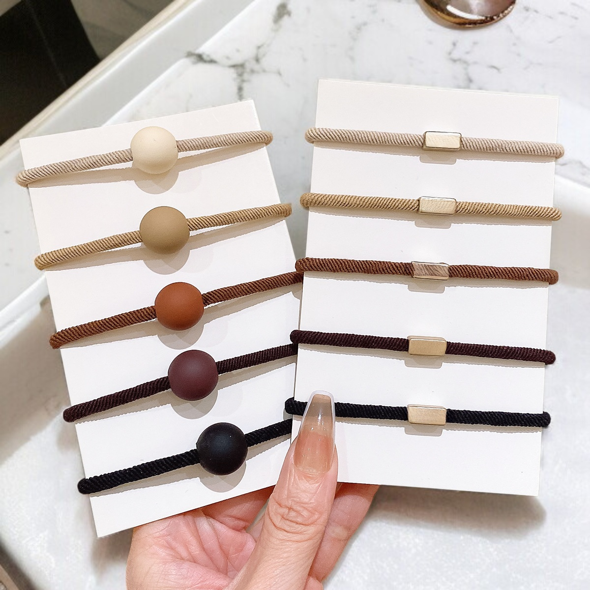 여성 머리 스타일링에 적합한 헤어끈