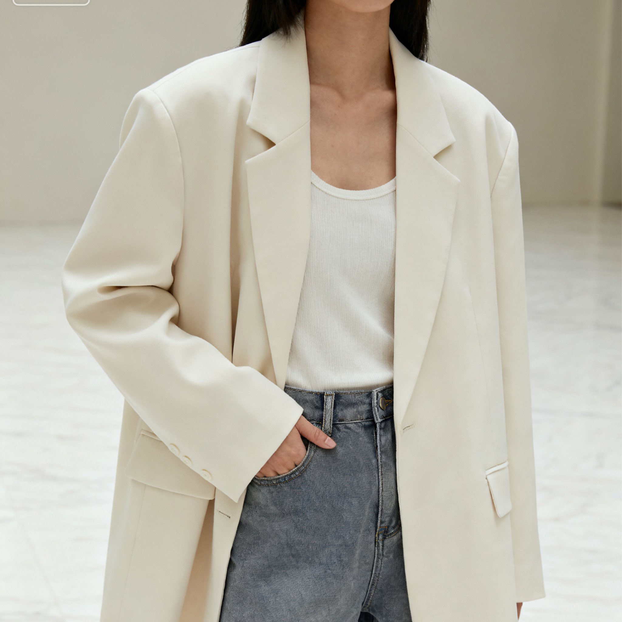 しなやかな光沢が美しいレーヨン素材のジャケット