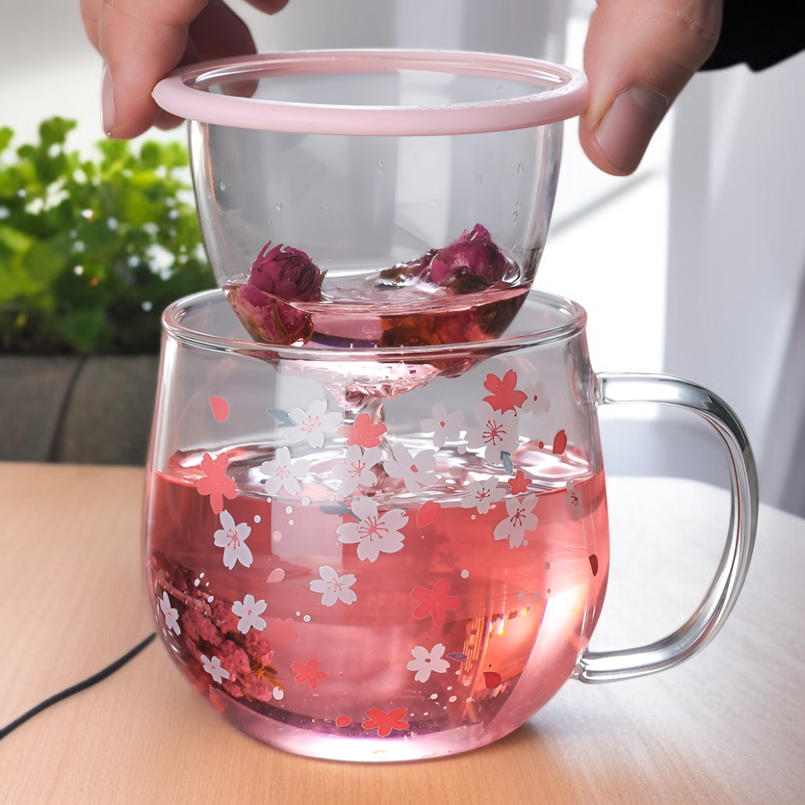 Sakura-Glas mit Kirschblüten-Motiv auf weißem Hintergrund