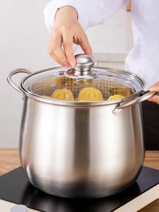 Casserole en acier inoxydable sur une plaque à induction