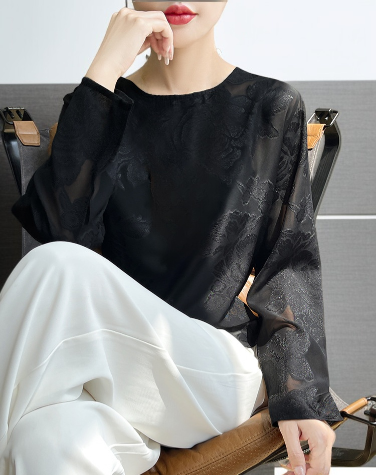 모조 실크 소재의 부드러운 촉감과 광택