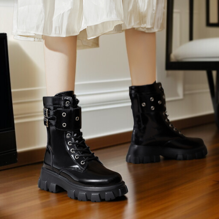厚底の女性用ファッションブーツ　太めのヒールと紐付きの丸いトゥのマーチンブーツ　カジュアルでおしゃれな大きいサイズの女性靴