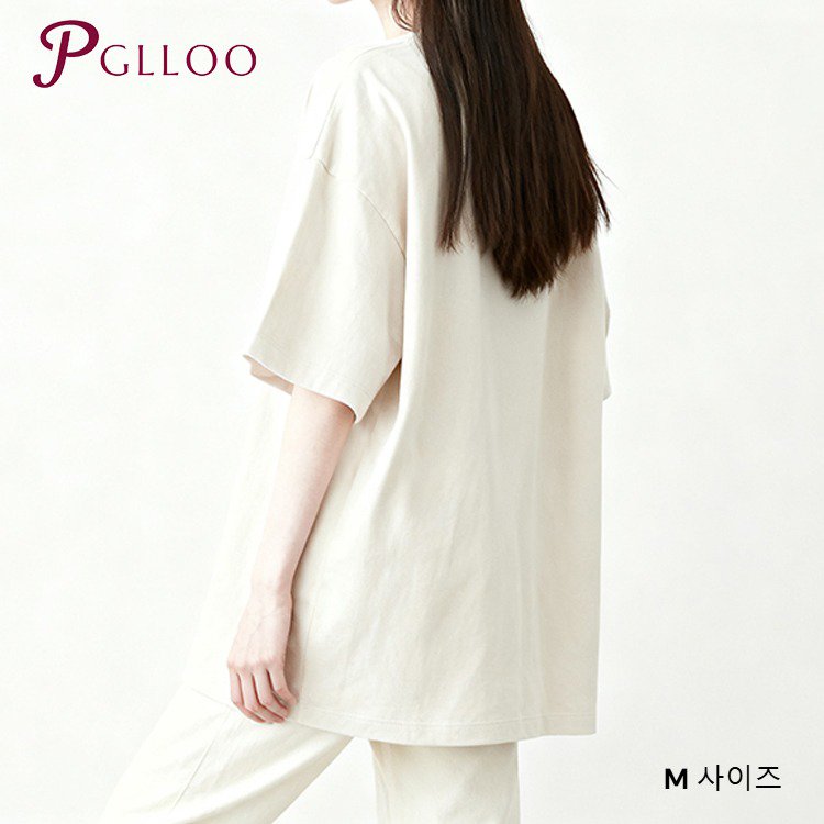 여성이 착용한 흰색 반팔 베이스 레이어