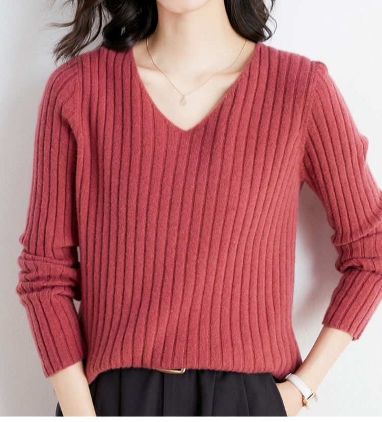 多色展開のリブVネックセーター