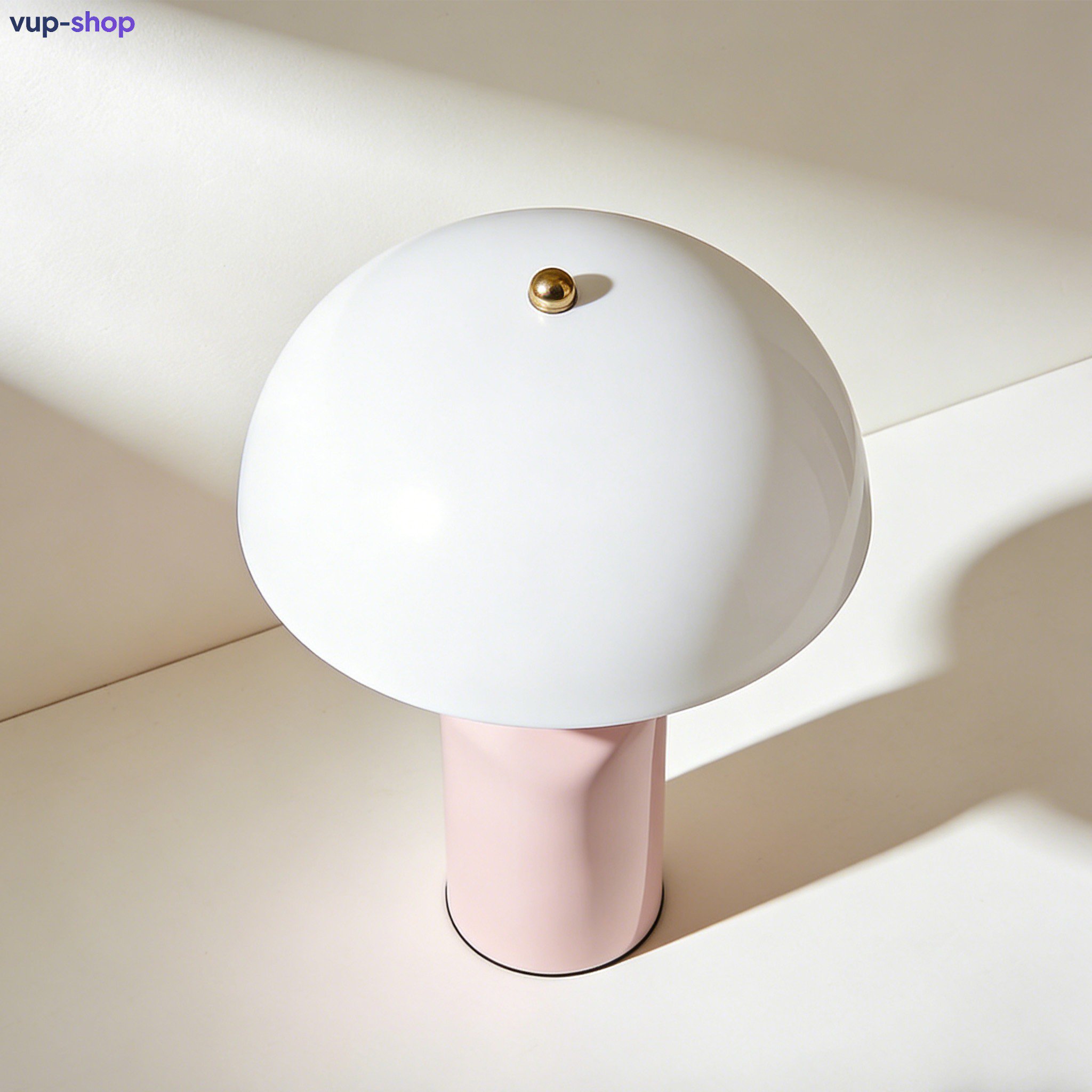 時尚檯燈放置在書桌上