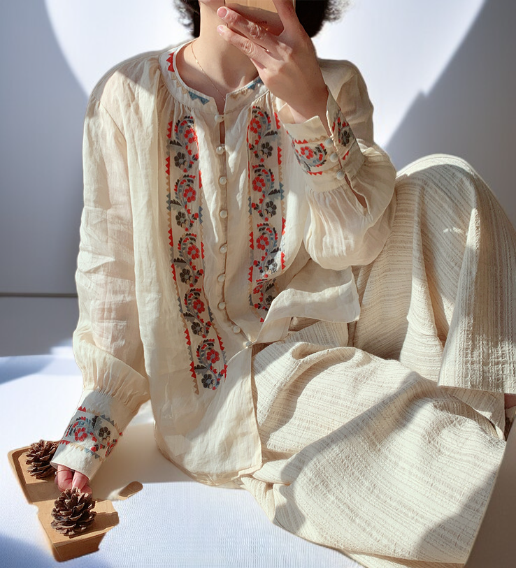 上品な刺繍デザインレディーストップスの袖部分