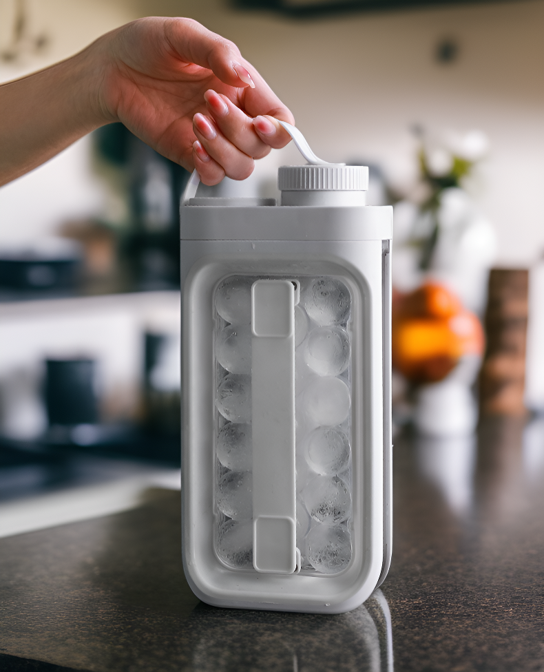 운동 중 시원한 물을 마시는 모습