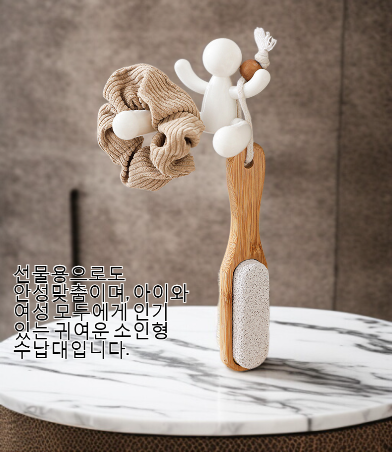 인형 벽걸이 수납대에 머리핀 정리한 예시