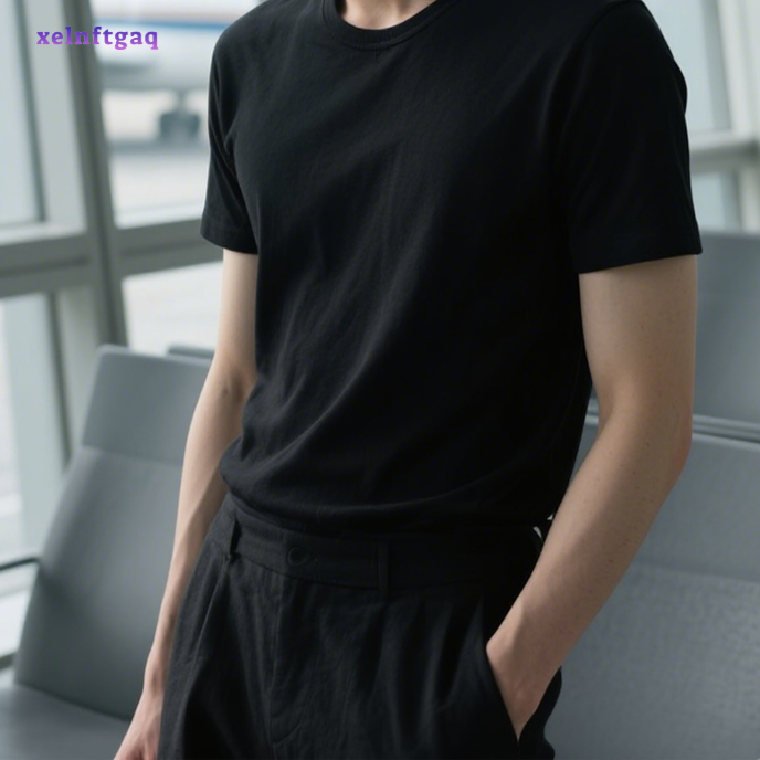 無地肩掛けの半袖Tシャツです