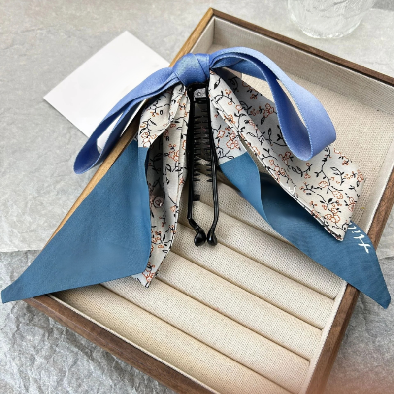 水玉模様のリボンヘアクリップ