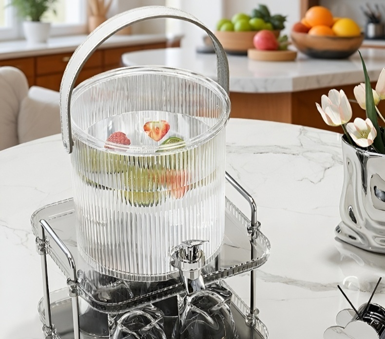 Insulated jug for keeping drinks cold