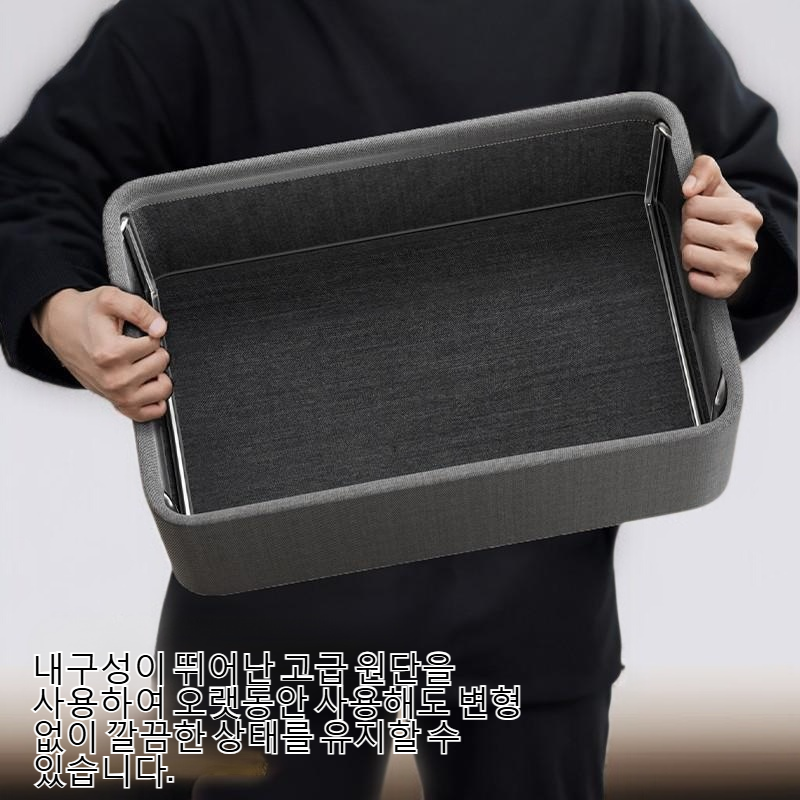 핸드헬드 옷을 가지고 헝겊 수납 바구니를 정리하다