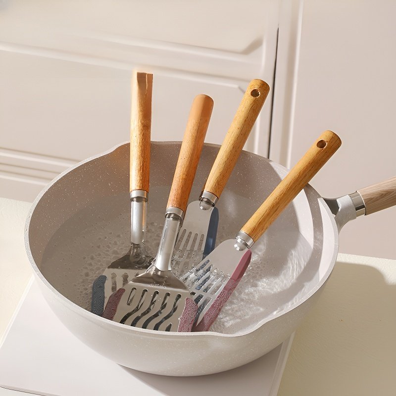 원목 코팅 프라이팬과 실리콘 주걱