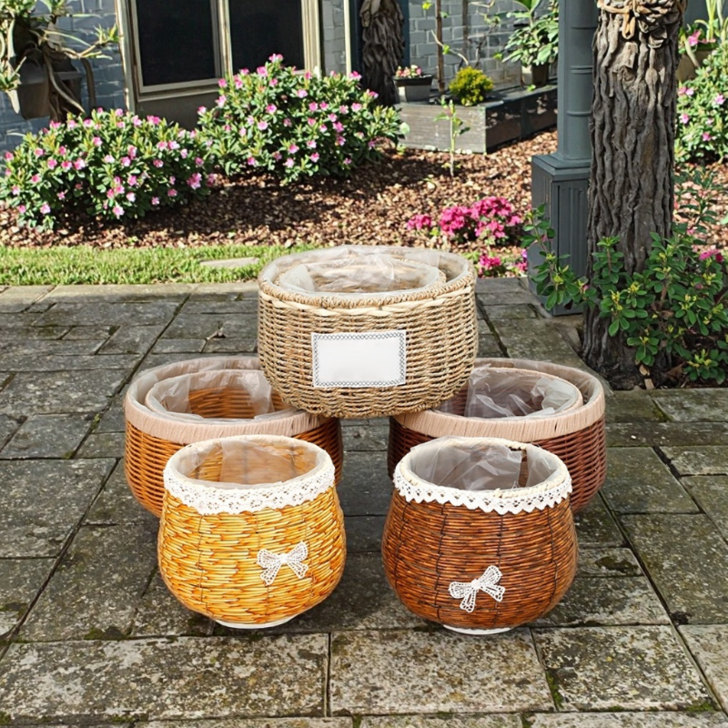 手作りの籐製フラワーバスケット