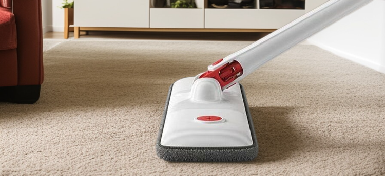 사용자가 손쉽게 물을 짜는 모습