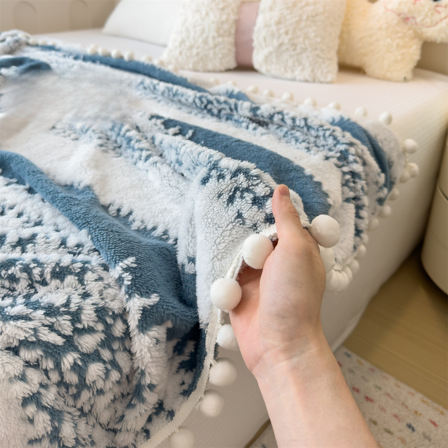 Multifunctional Small Air Conditioner Shawl Blanket