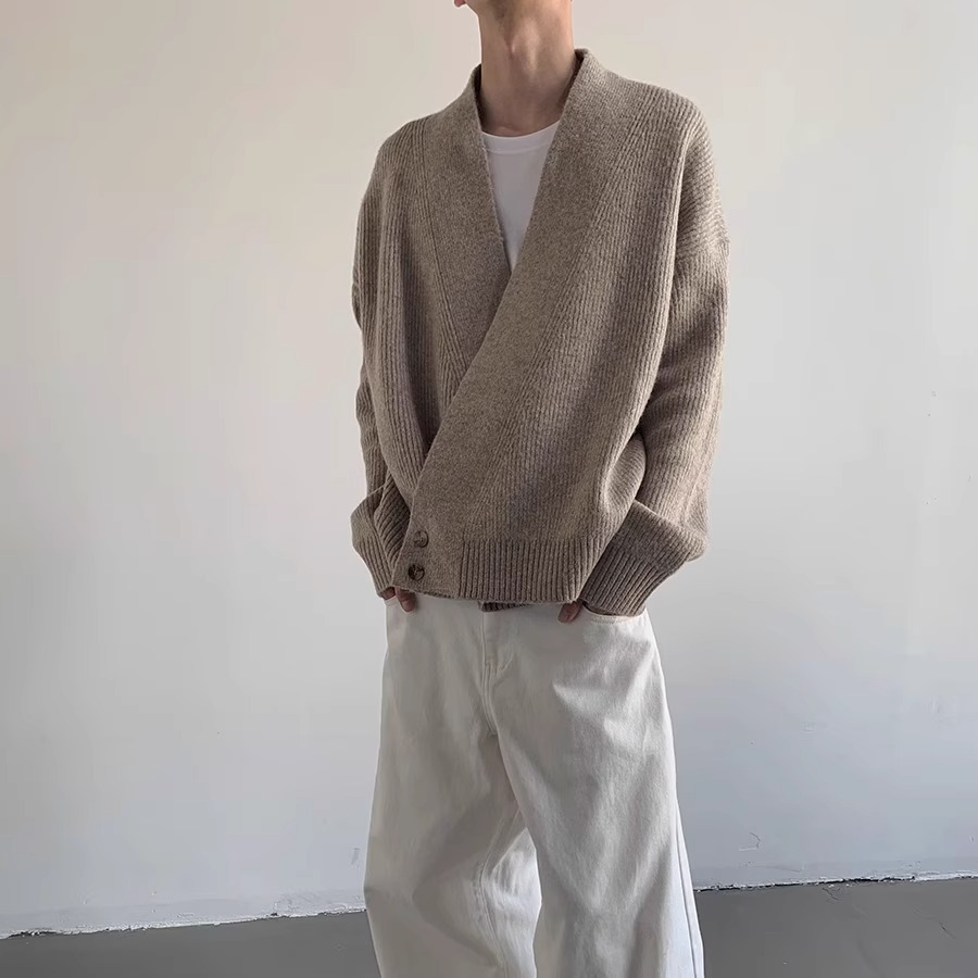 デザイン感のあるメンズウールニットカーディガン ゆったりVネックセーターアウター