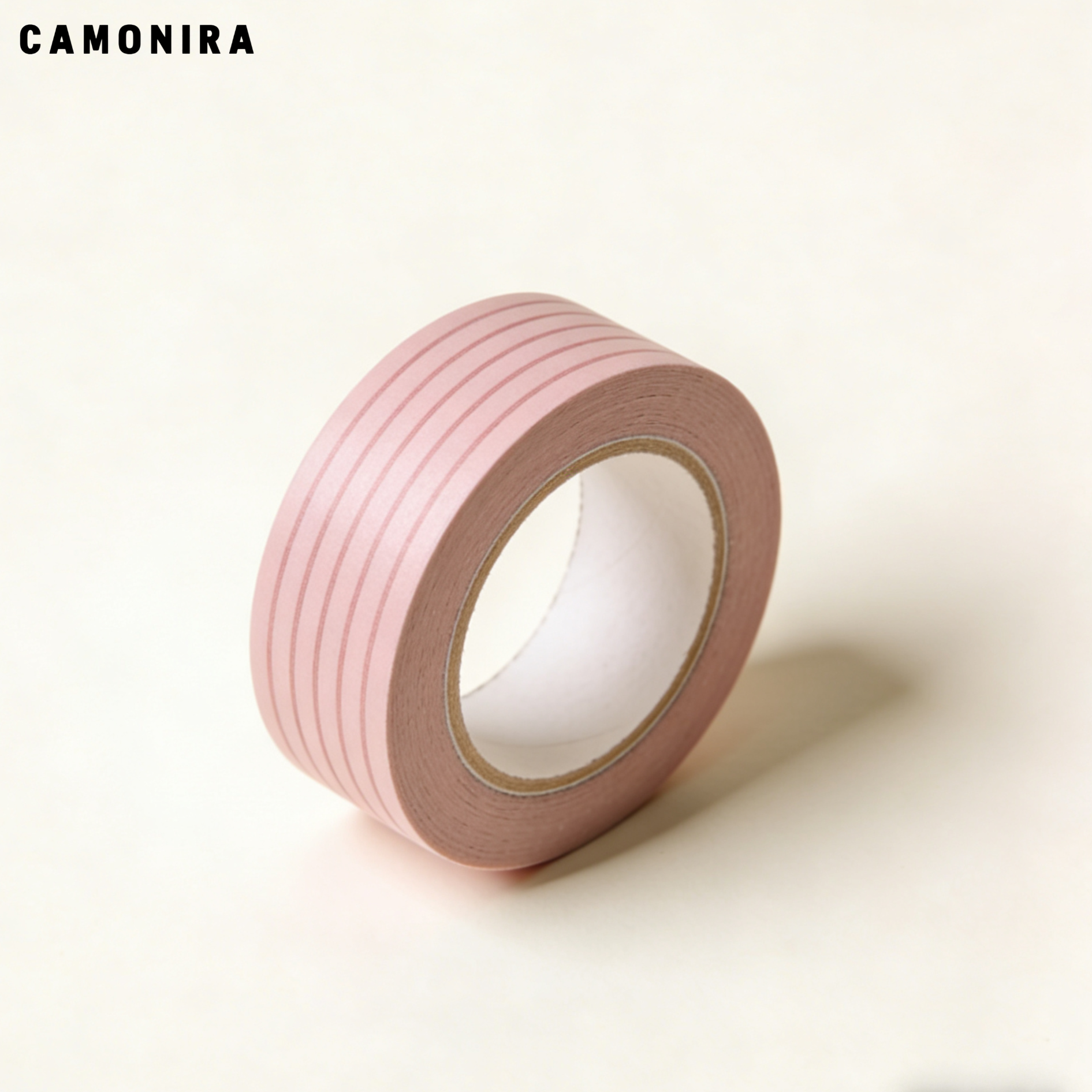 ストライプテープを手帳に貼る様子