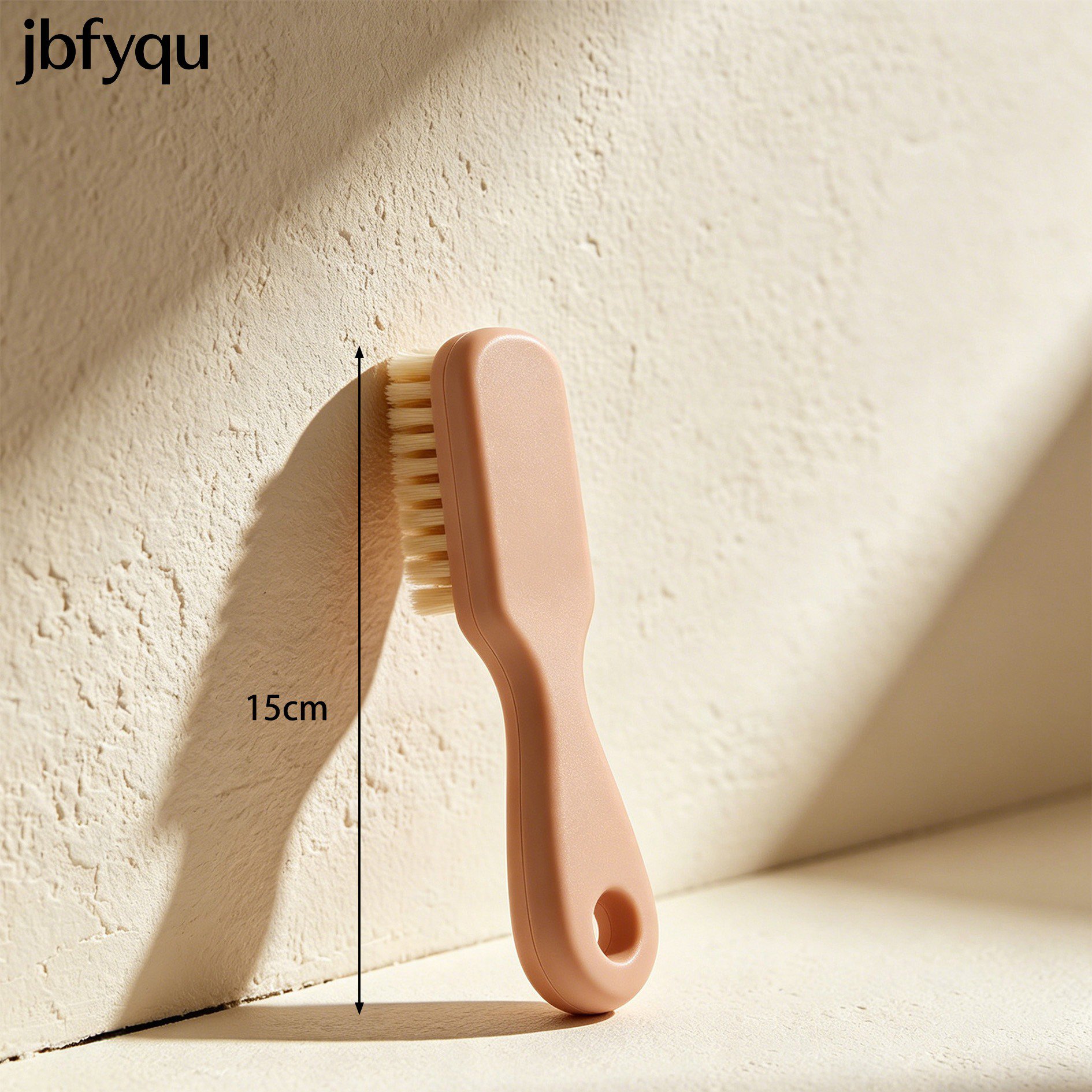 주방 싱크대 구석을 청소하는 브러시 사용 모습