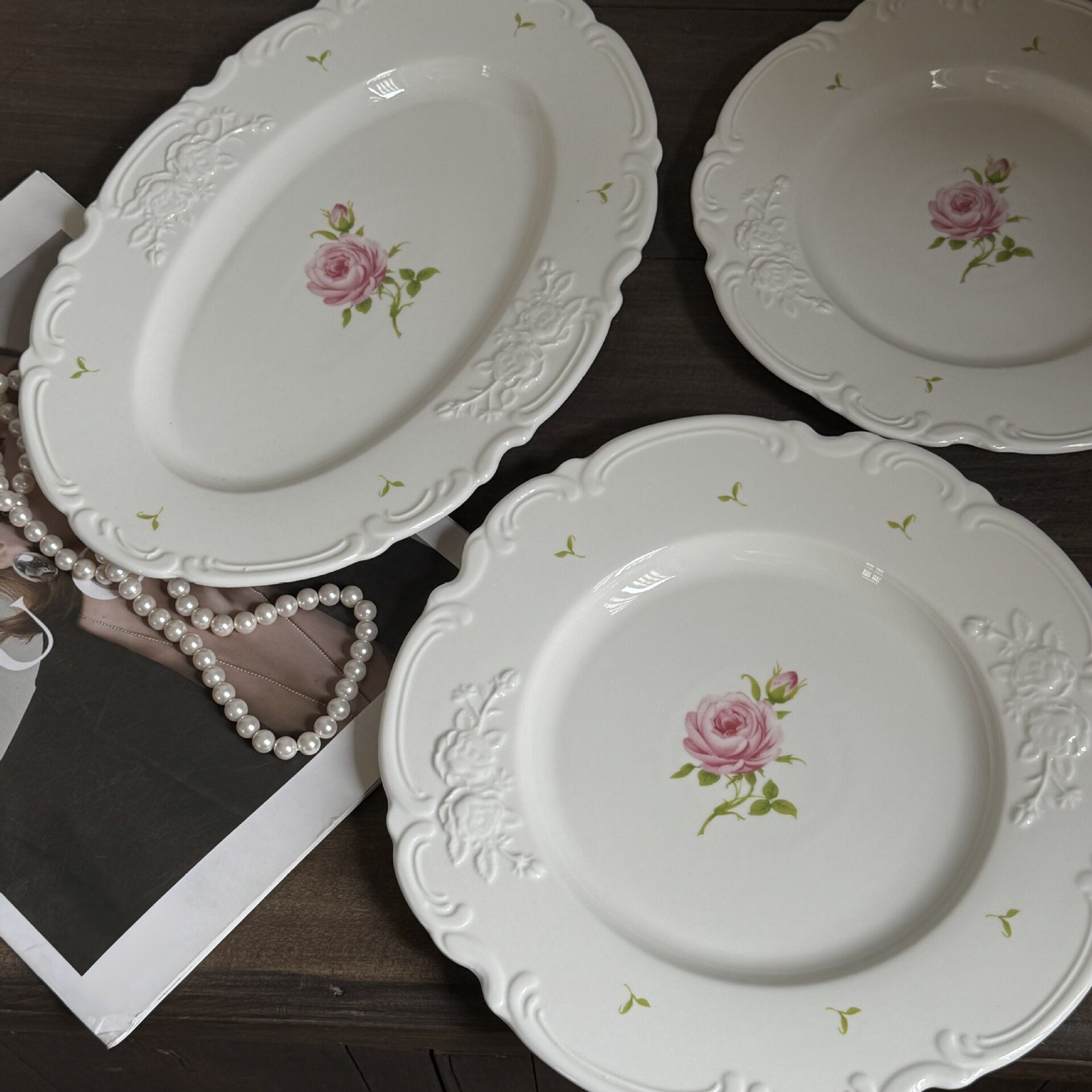 Assiette en céramique relief roses style vintage français