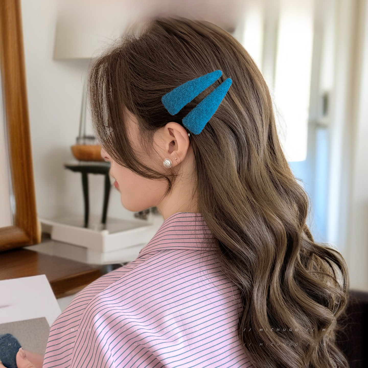 頭の横にヘアクリップ