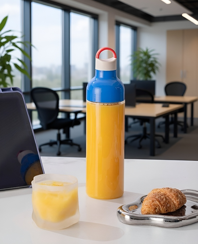 사무실 책상 위의 콜드브루 컵