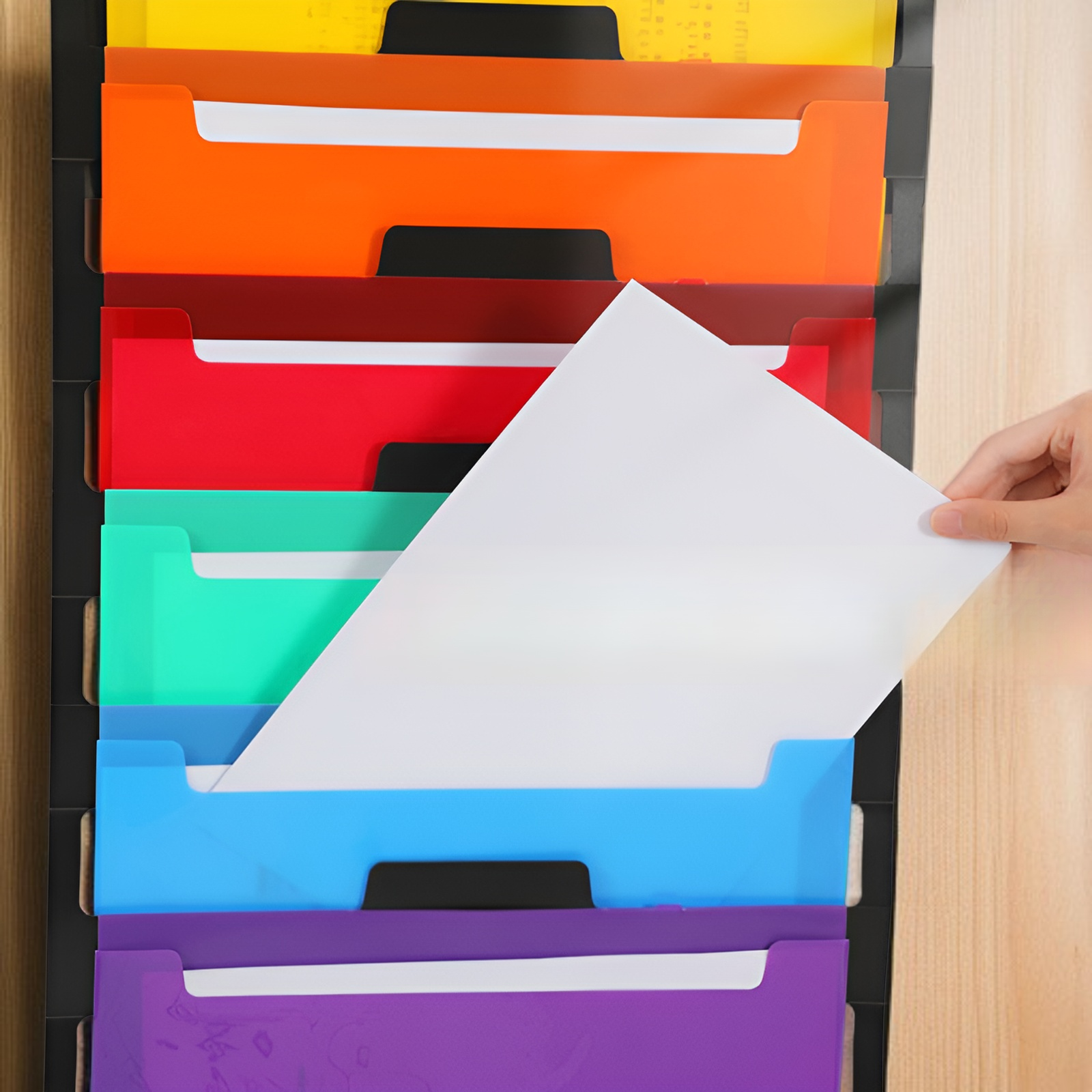 걸이에 걸린 휴대용 보관 가방