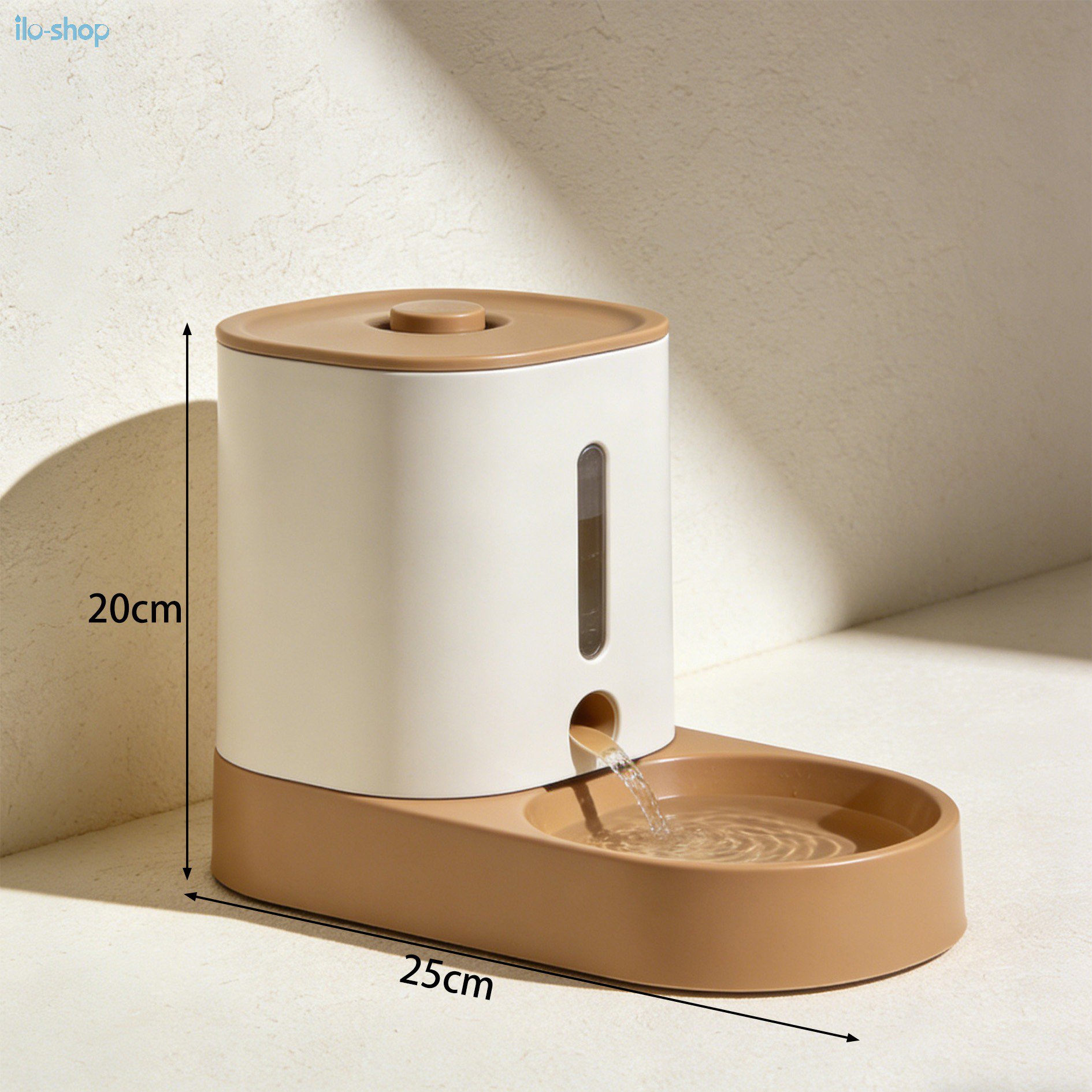 고양이가 자동 물그릇에서 물을 마시는 모습