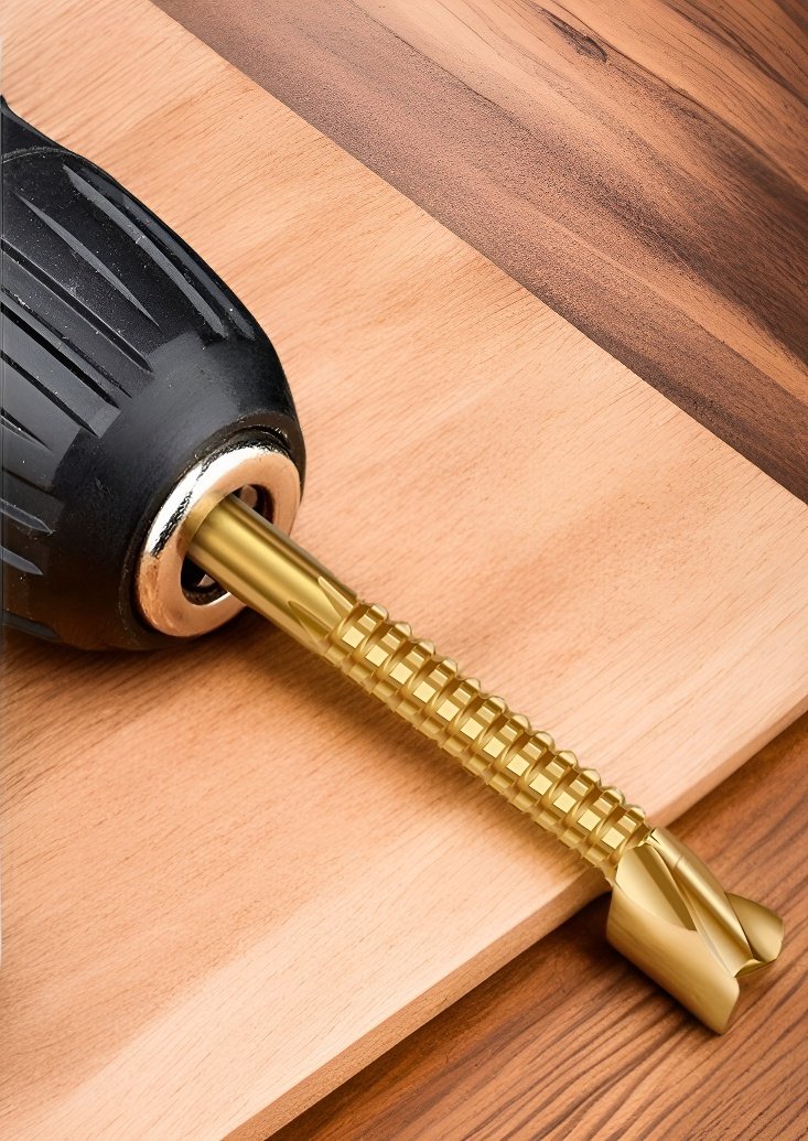 木材への穴あけ作業中の鋸歯ドリルビット