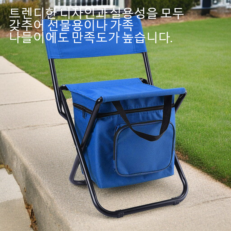 아웃도어 캠핑에서 사용 중인 접이식 캠핑 의자