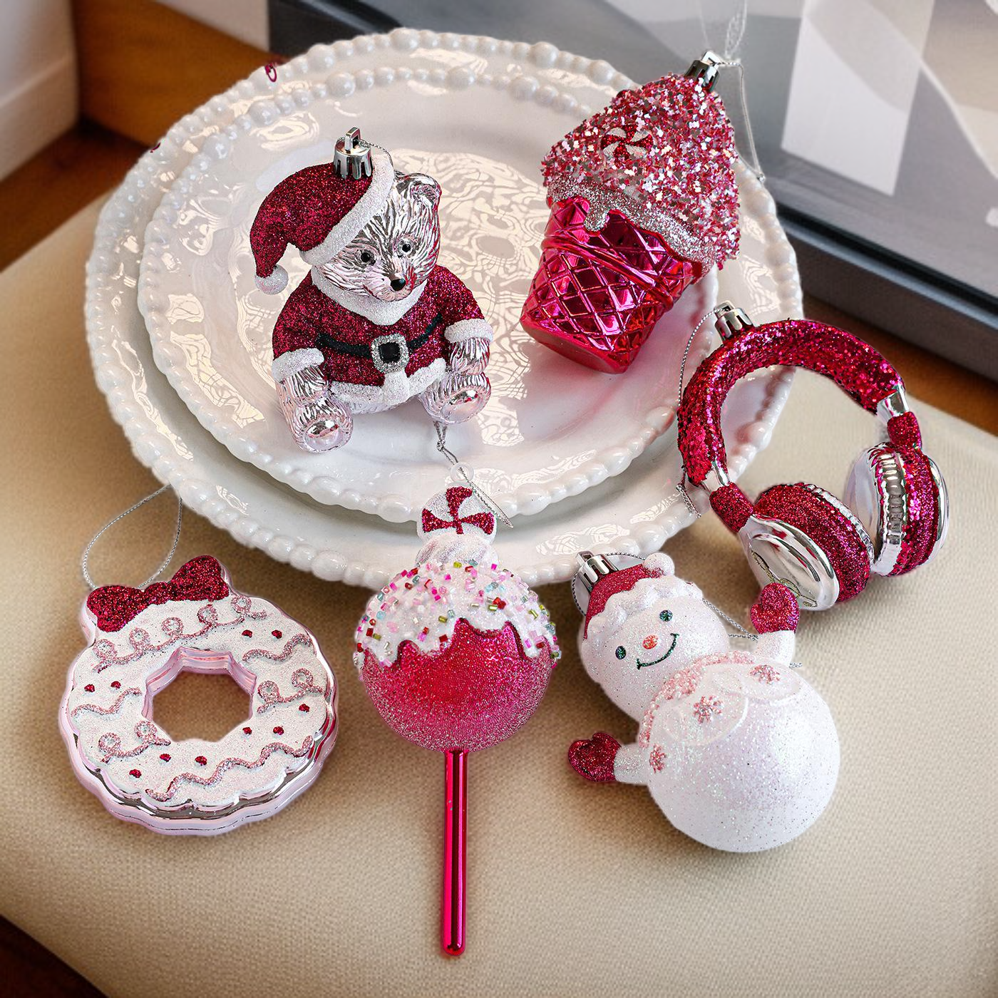 Red Glitter Plastic Cartoon Bear Cake Ornament for Christmas Tree and Window Decoration