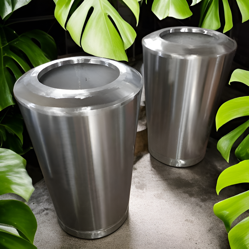 Dekoracyjne metalowe doniczki