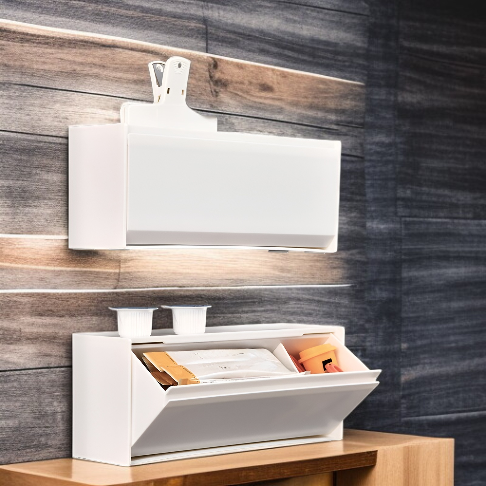 냉장고 문에 설치된 자석 수납함 활용 예시