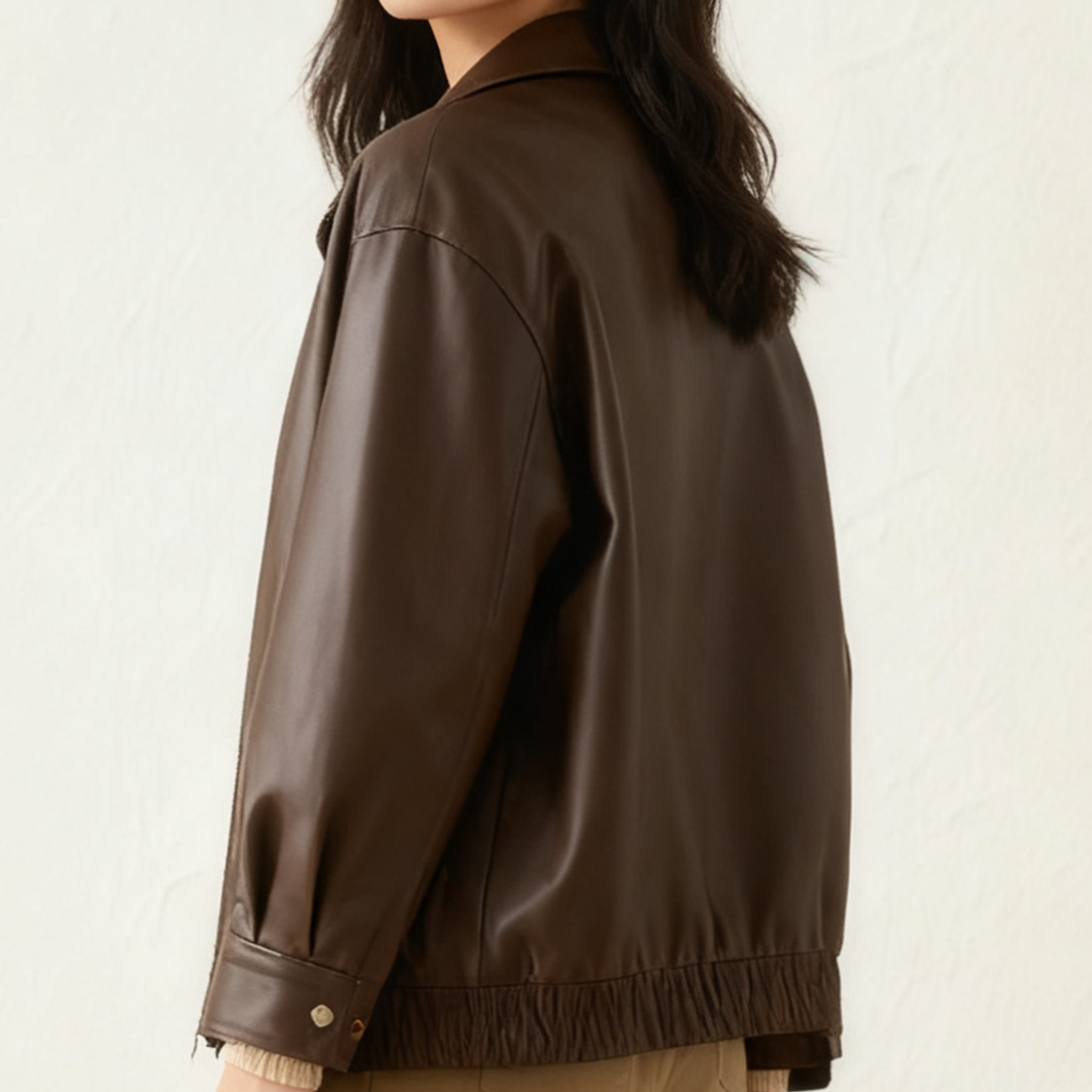 스타일리시 여성 가죽 자켓 착용샷