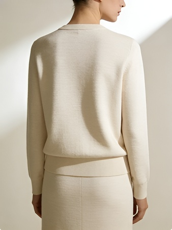 Strickjacke mit Rundhalsausschnitt und goldenen Knöpfen + kurzer Rock Set