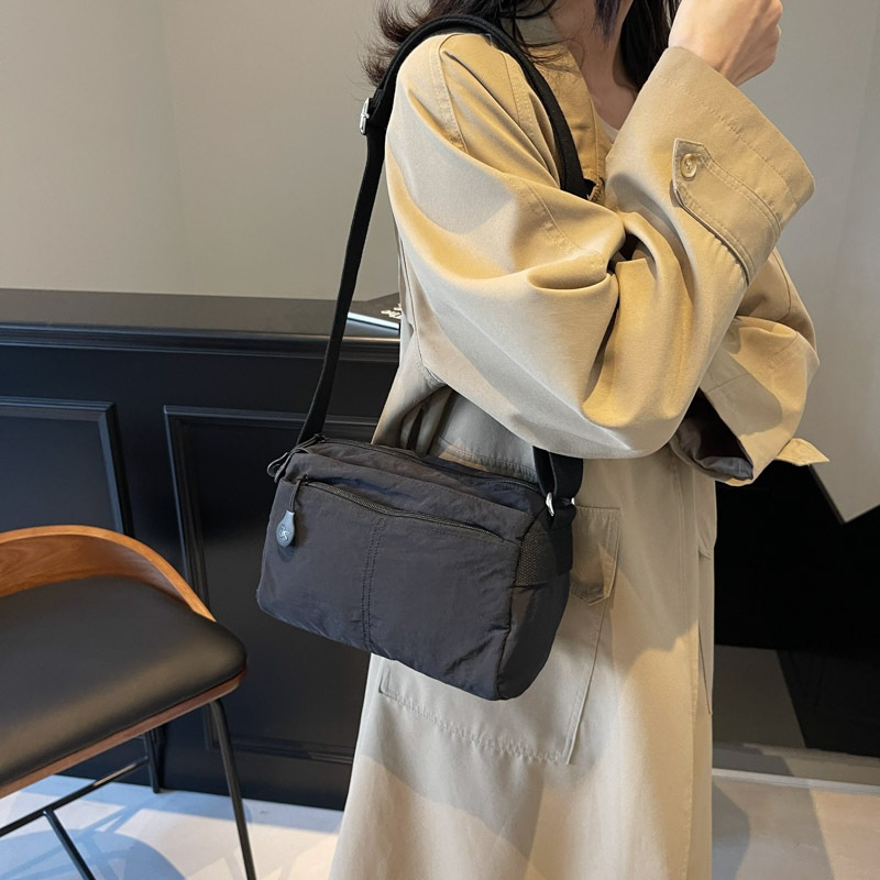 多層百搭輕便斜挎布包
