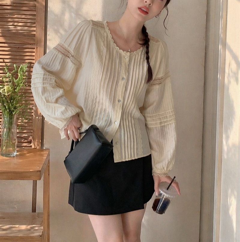 부드러운 소재의 루즈핏 긴팔 셔츠 착용컷