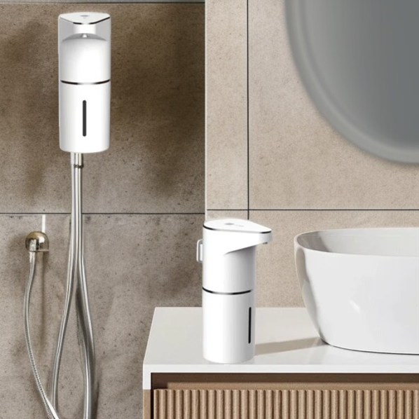 Dispensador de espuma sin contacto en baño moderno