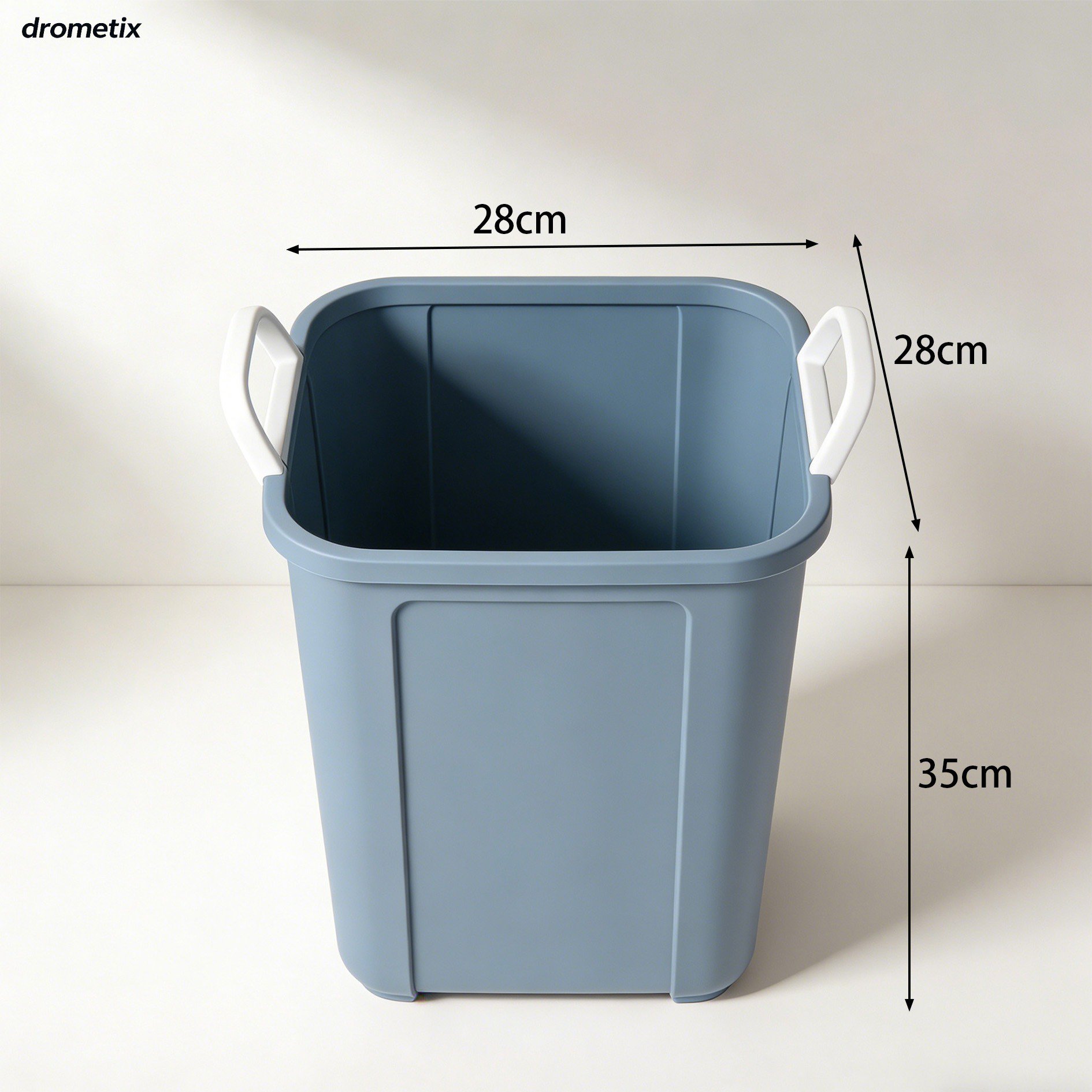 넉넉한 사이즈의 세탁 바구니에 빨래를 담은 이미지