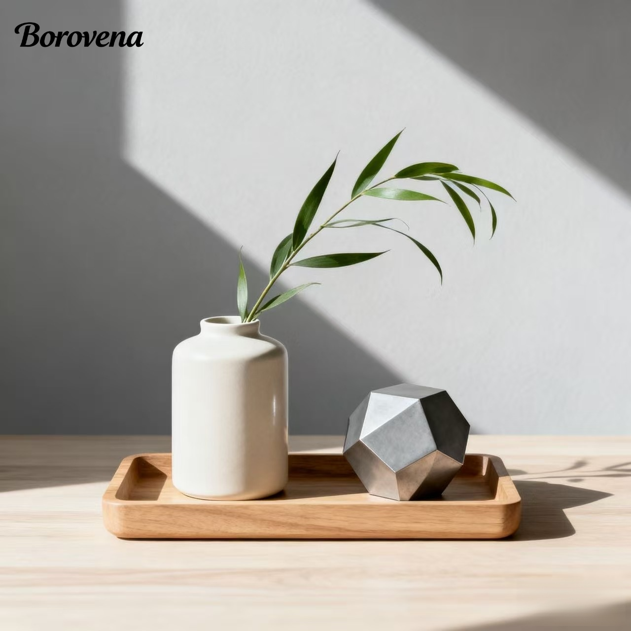 陶器の花瓶、銀灰色の幾何学的な金属装飾