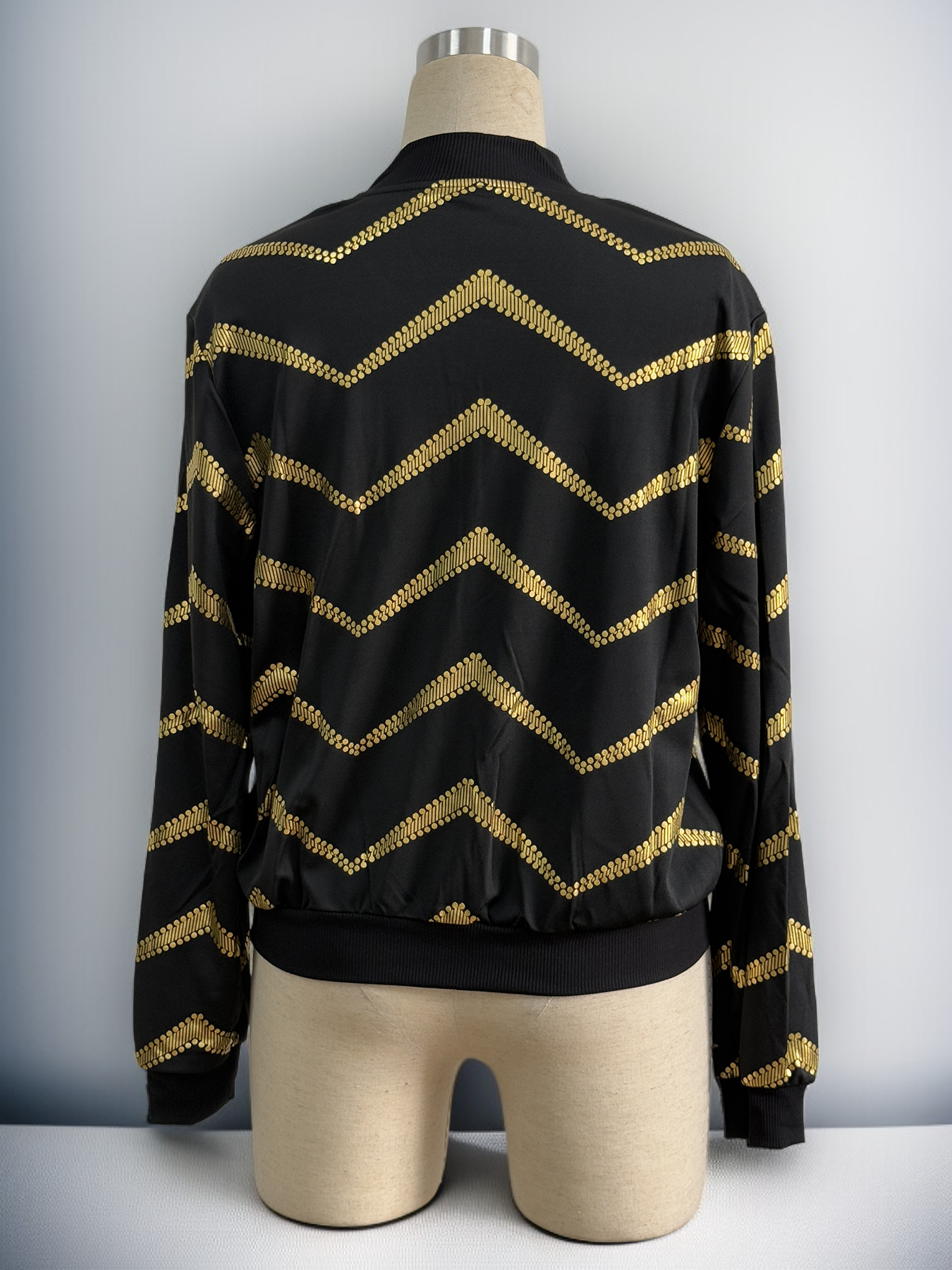 長袖デザインのゴールド箔入りボンバージャケット着用例