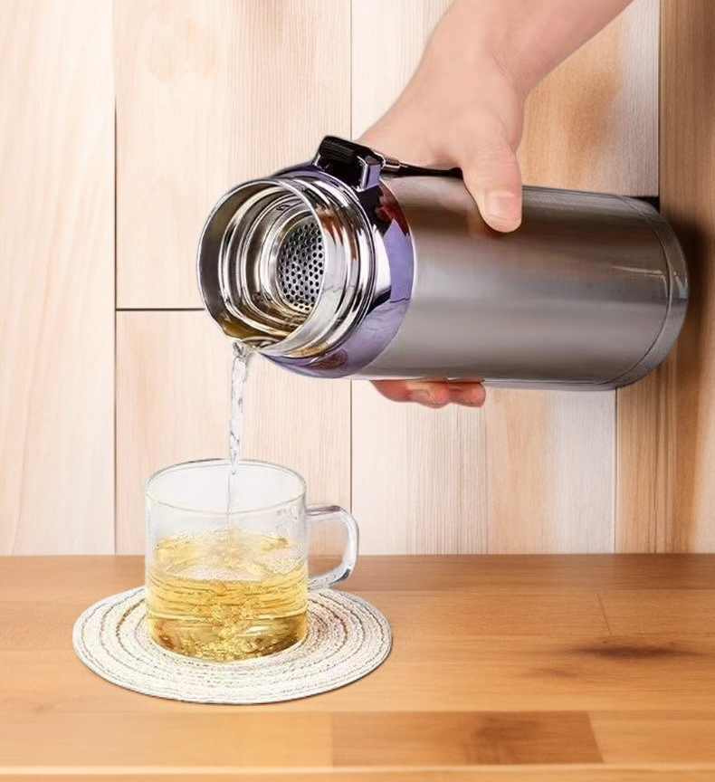 휴대가 간편한 스테인리스 보온컵 사용 예시