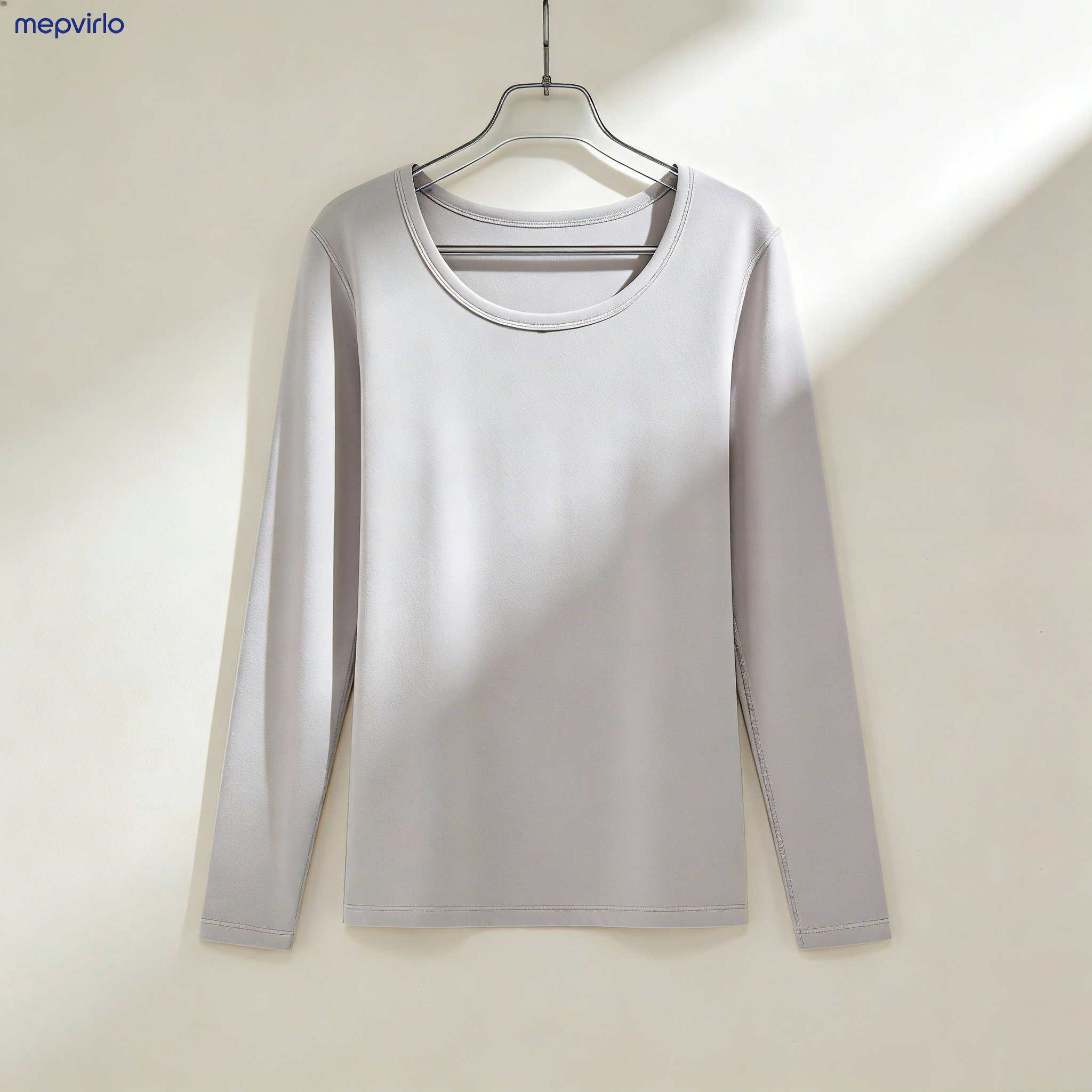 여성 U넥 긴팔 티셔츠 착용 이미지