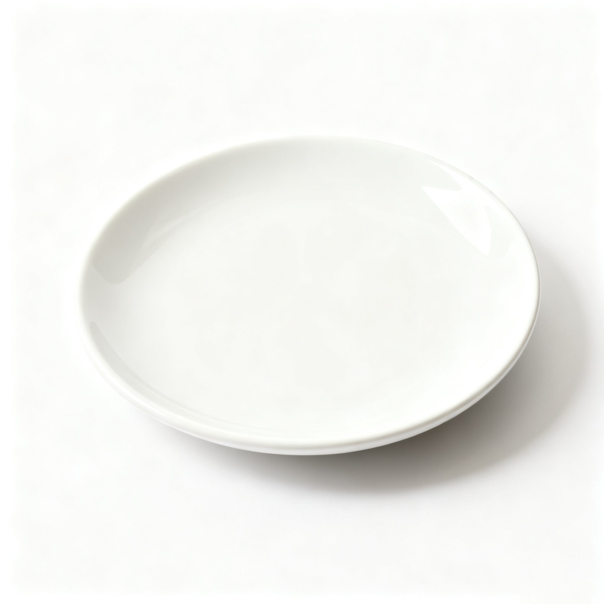 Sada čtyř mělkých keramických talířů na jídelním stole