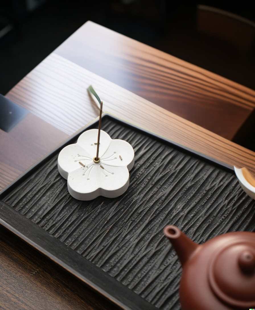 향로를 파우치에 넣어 휴대하는 장면