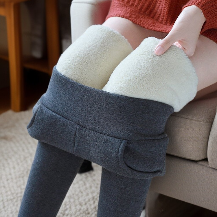 弾力性が高いレディース防寒パンツ着用イメージ