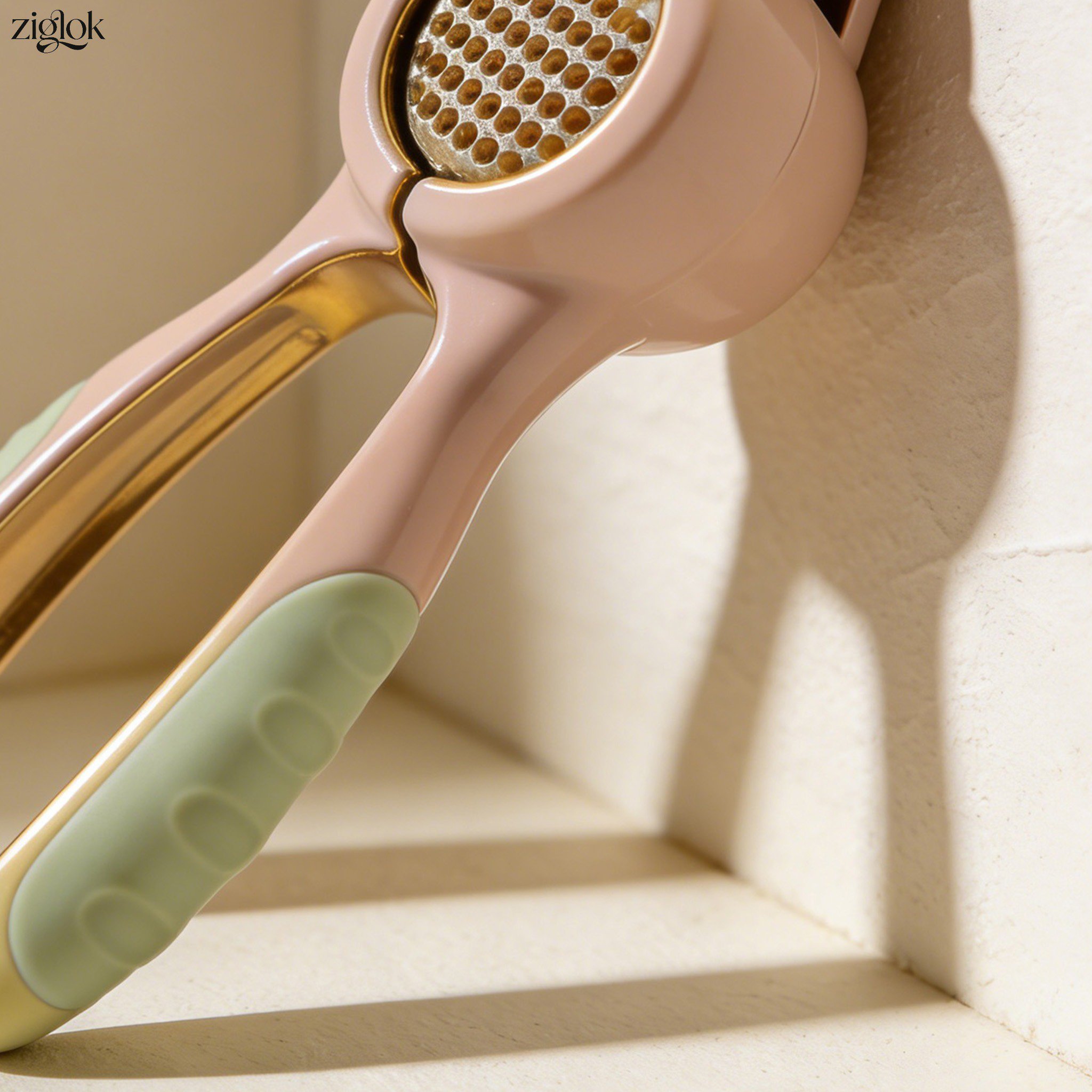 미니 마늘 프레스로 마늘을 다지는 장면