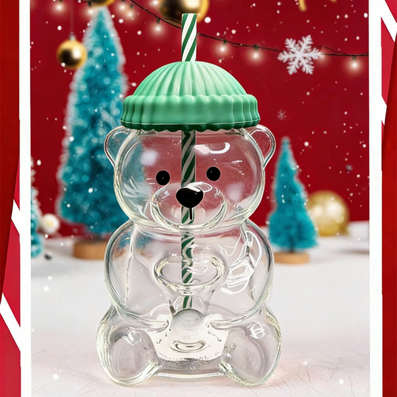 Vaso con forma de oso y tapa de gorra de béisbol