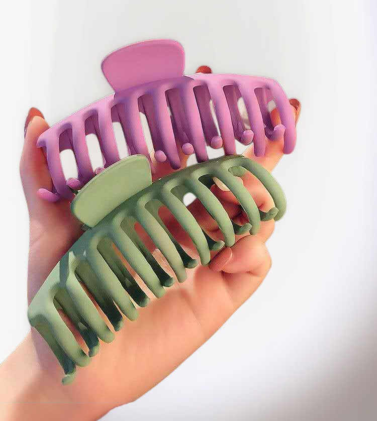 時尚磨砂大龍骨抓夾佩戴效果